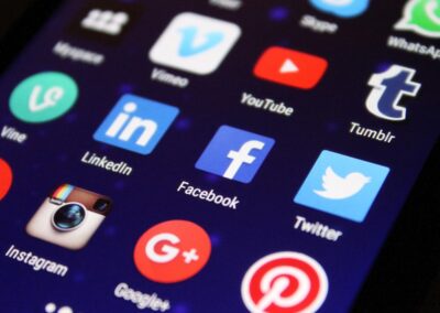 Médias, complotisme, fake-news : aider les jeunes à développer leurs compétences médias.